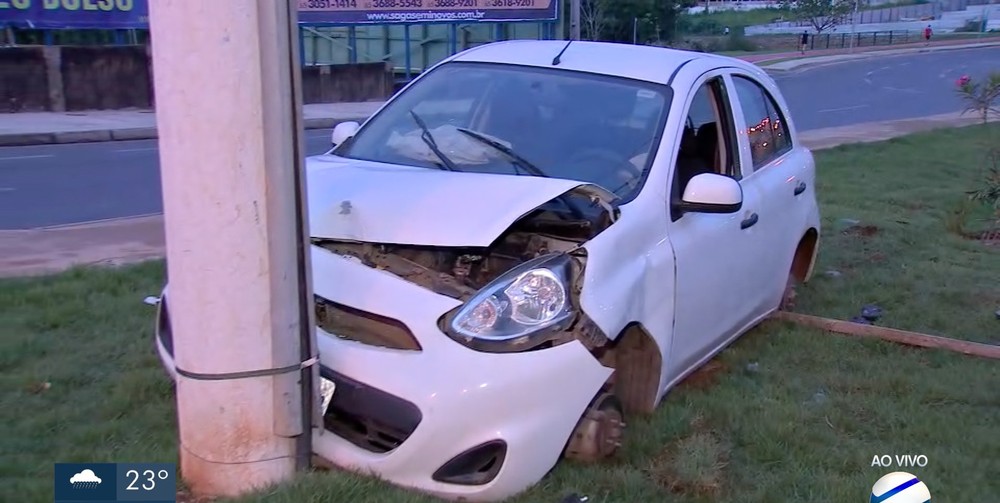 Carro é abandonado após motorista bater em poste e é encontrado sem as rodas e bateria em avenida de Cuiabá