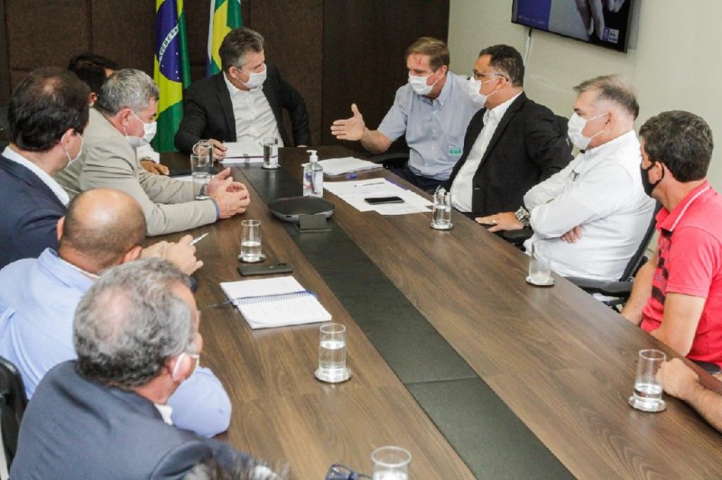Além do governador, estiveram presentes na reunião o secretário da Seaf, Silvano Amaral, e o presidente da Empaer, Renaldo Loffi. - Foto por: Michel Alvim/Secom-MT