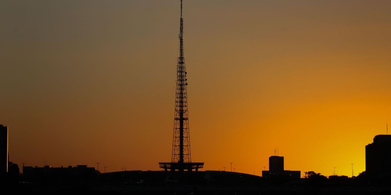  Governador assina lei que cria universidade do Distrito Federal