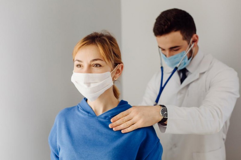 Procure um médico nos primeiros sintomas para possível detecção do coronavírus - Foto por: Freepik
