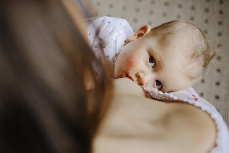 No leite materno também encontram-se anticorpos contra todas as doenças que a mãe já teve e também das vacinas que tomou - Foto por: Freepik