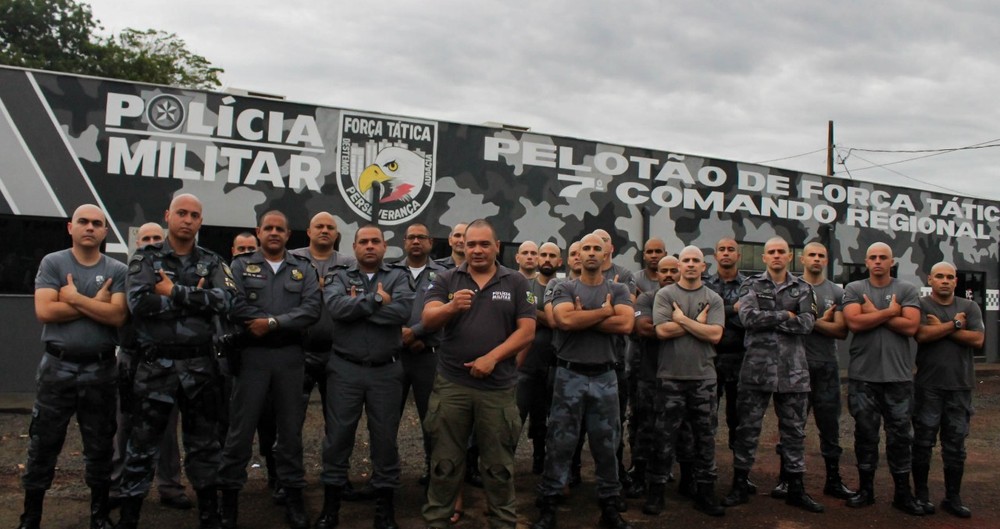 Pelotão raspa o cabelo em apoio a soldados que fazem tratamento contra o câncer em MT
