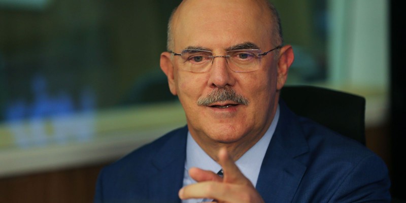 Ministro assina portaria com orientações para aulas presencias