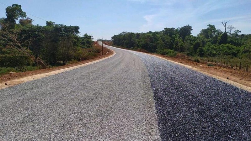 Governo avança com obras de pavimentação e inicia a aplicação de capa asfáltica na MT-322 - Foto por: Sinfra-MT