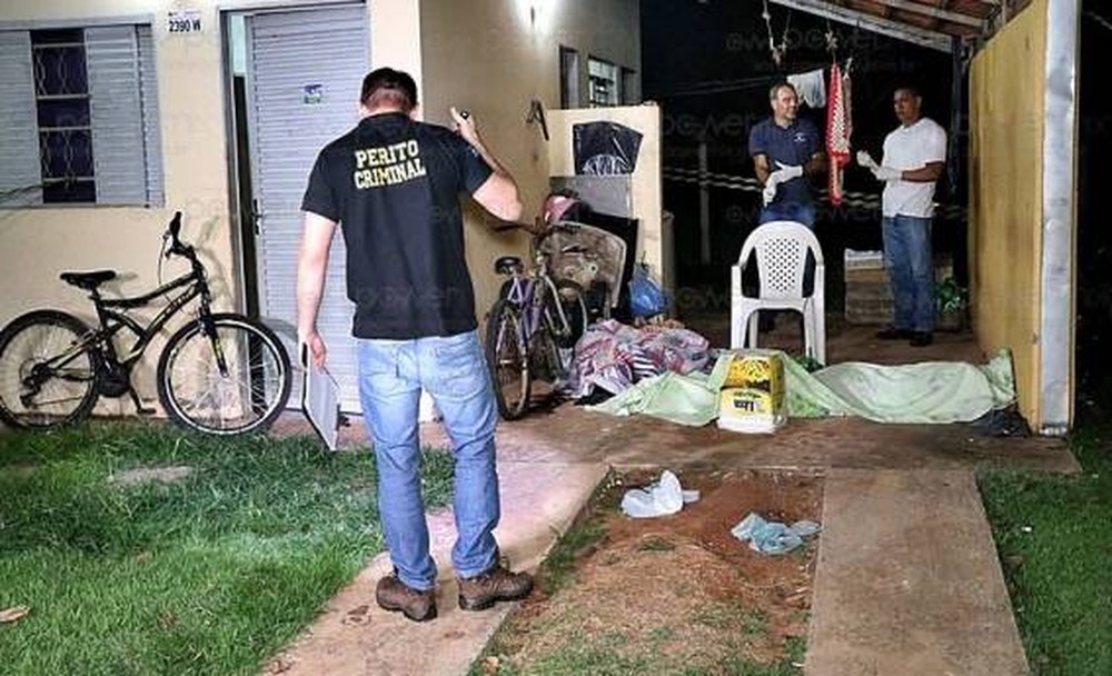 Dois jovens são mortos com tiros pelas costas em varanda de casa em MT