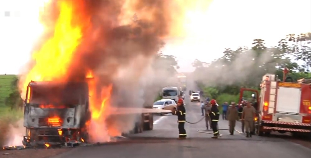Motorista percebe vazamento de óleo e consegue se salvar minutos antes de carreta pegar fogo em MT