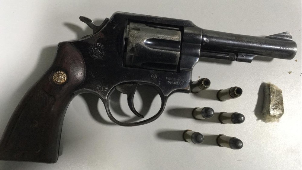 Pai morre baleado ao apontar arma para policiais durante prisão do filho em MT