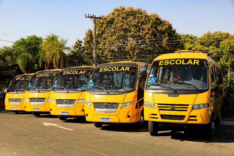 Governador entrega novos ônibus escolares para cinco municipios - Foto por: Marcos Vergueiro/Secom-MT