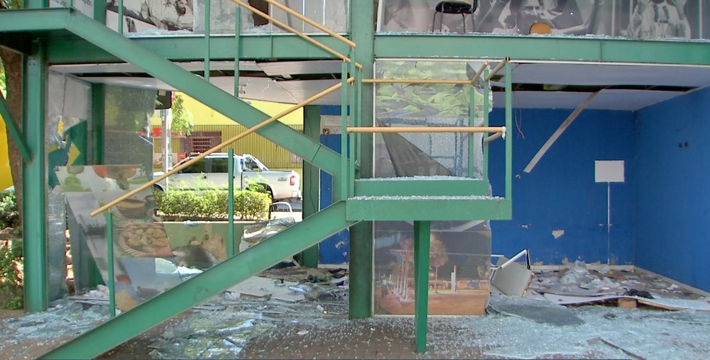 Centro de Atendimento ao Turista é destruído por vândalos após anos abandonado em Cuiabá