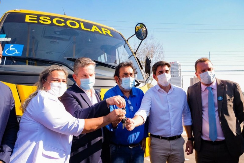Governo entrega novos ônibus escolares; investimentos superam R$ 1,4 milhão