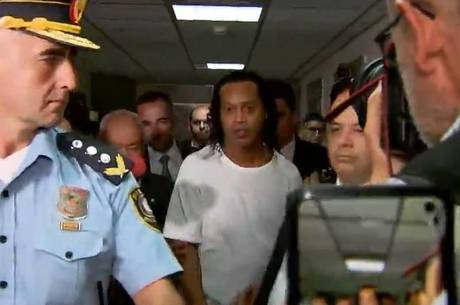 Justiça mantém Ronaldinho e Assis presos por 6 meses no Paraguai