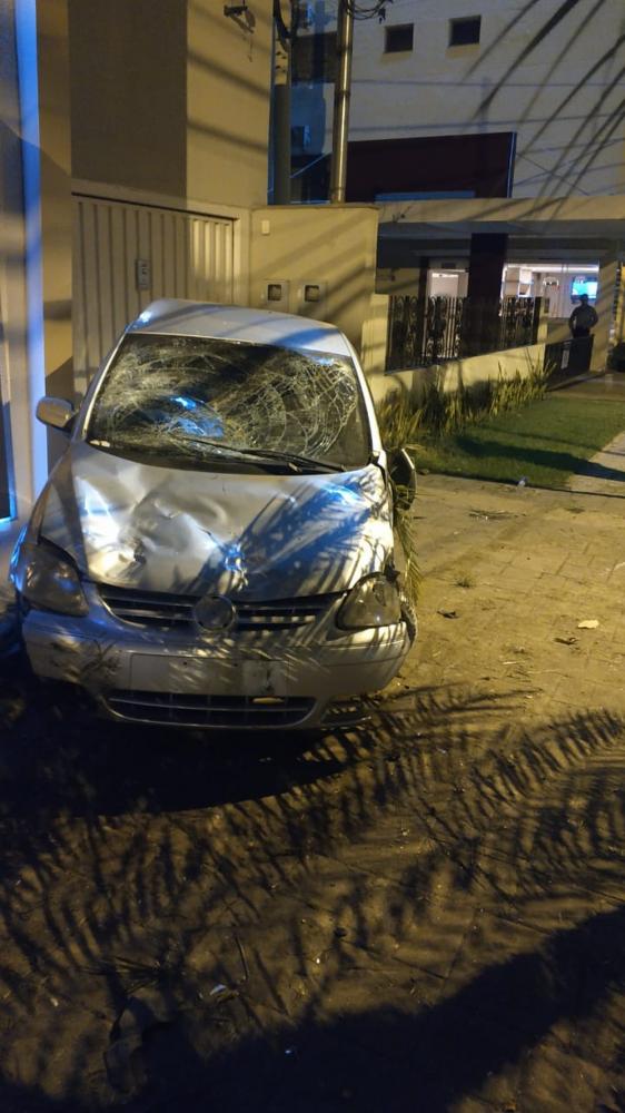 Ex-namorado sequestra mulher, dirige em zigue-zague e é preso após jogar carro contra poste em MT