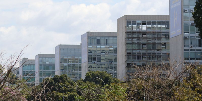 Câmara aprova MP que altera cargos em comissão do Executivo