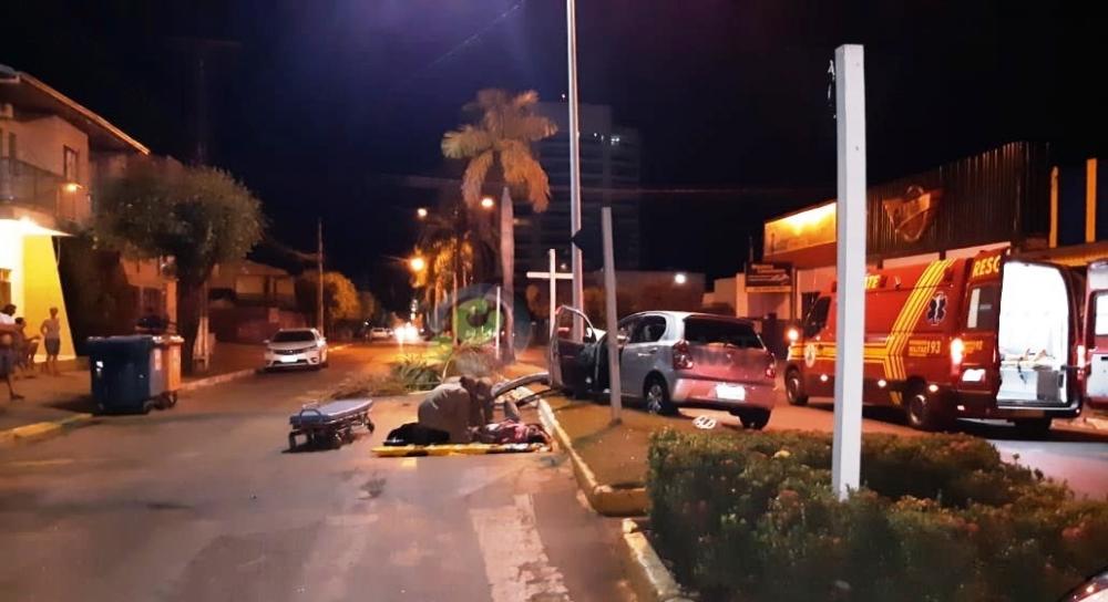 Condutor de carro bate em motocicleta e derruba palmeira no centro de Lucas