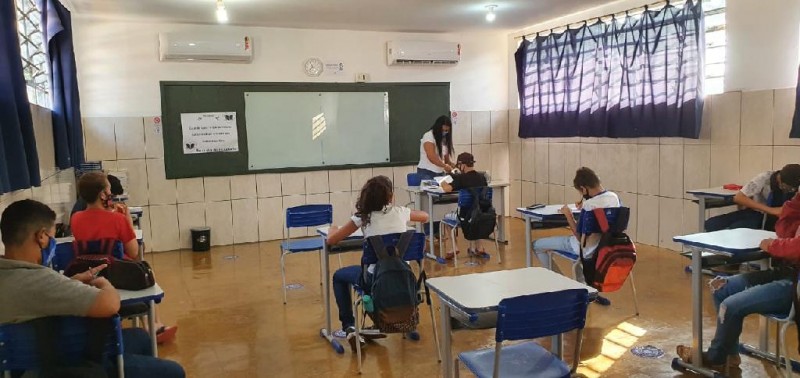 Alunos chegam para estudar e encontram escola totalmente climatizada em Tesouro