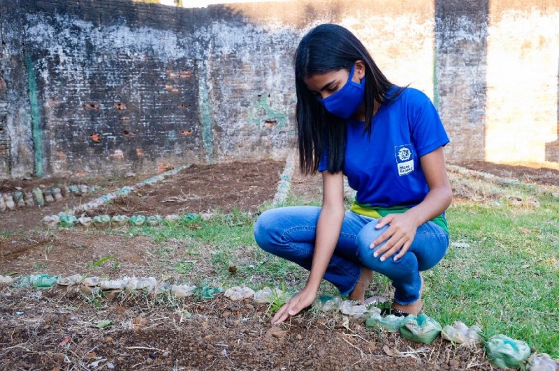 Seduc reinaugura quadra esportiva e lança projeto horta pedagógica em Chapada