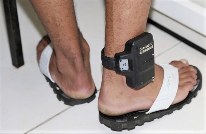 Homem é flagrado na rua de madrugada com tornozeleira eletrônica desligada em Lucas do Rio Verde