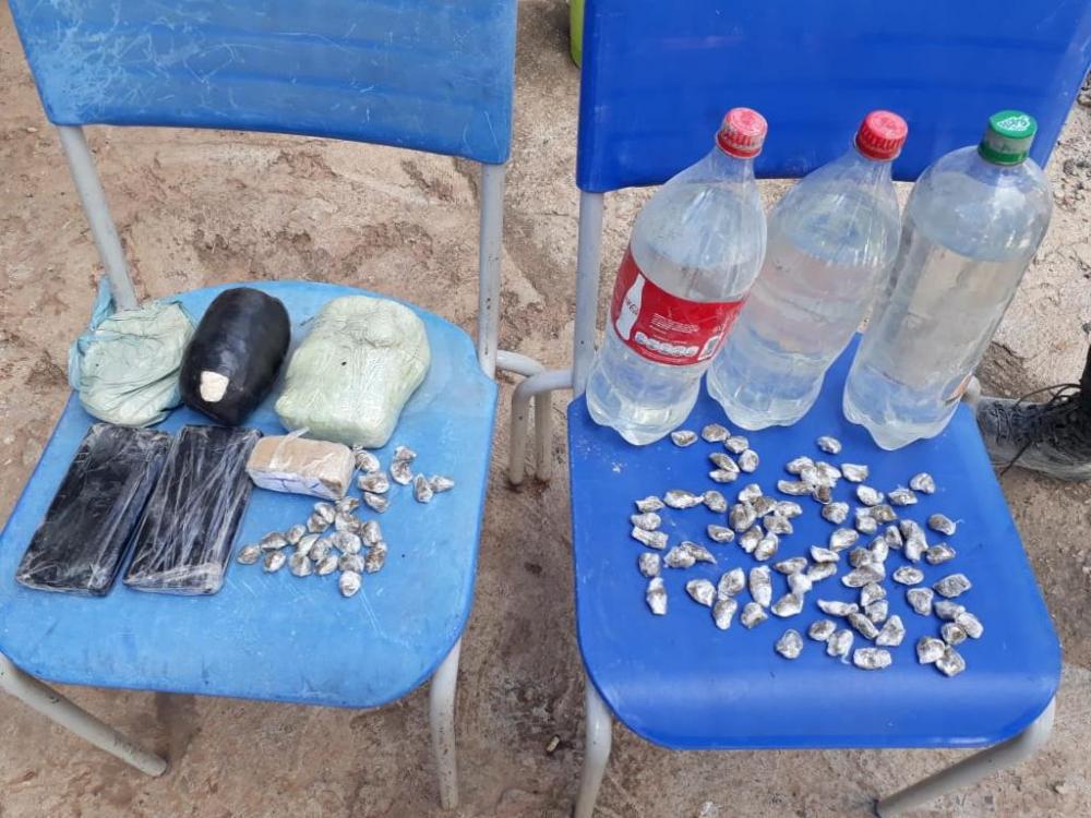 Agentes penitenciários flagram caminhão de entulho com drogas e celulares