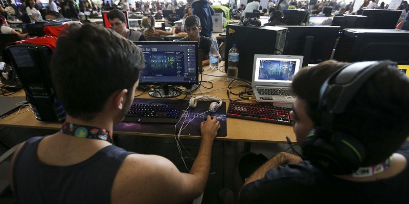 Estudantes podem participar de curso de programação gratuito na USP