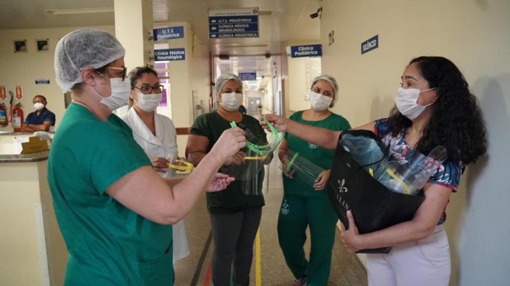 Unemat entrega 450 protetores faciais para profissionais que atuam em casos de Covid-19