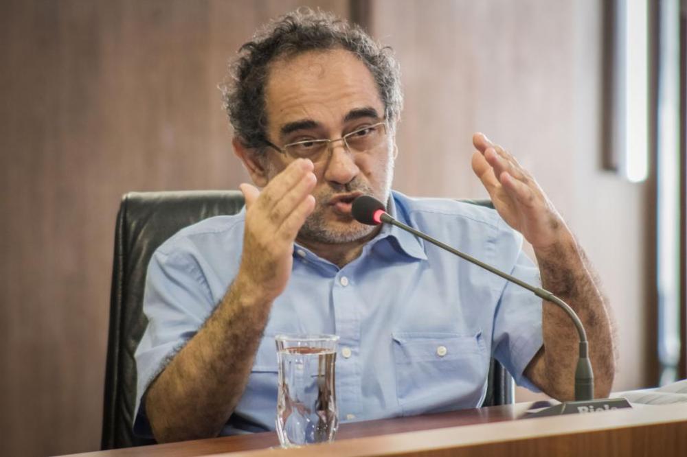 Infectologista ensina forma correta de usar e higienizar a máscara