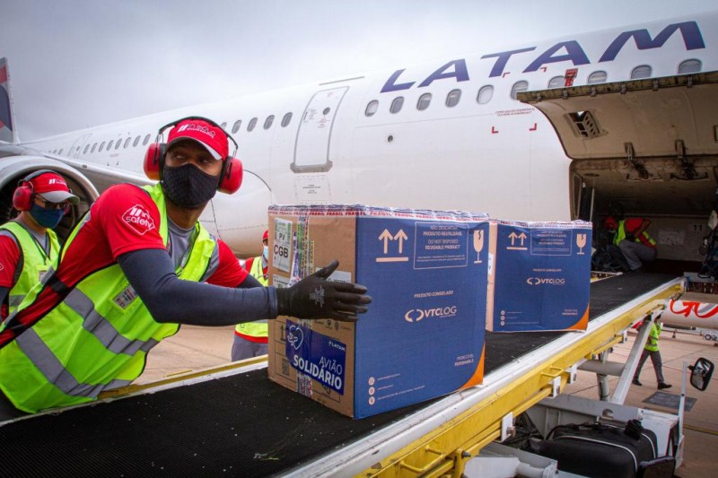 Nova remessa chega em Mato Grosso por um voo da Latam, às 9h45 desta terça-feira (19.10) - Foto por: Secom-MT