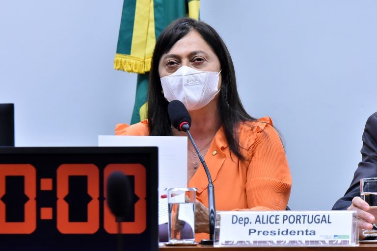 A deputada Alice Portugal recomendou a aprovação de substitutivo - (Foto: Reila Maria/Câmara dos Deputados)