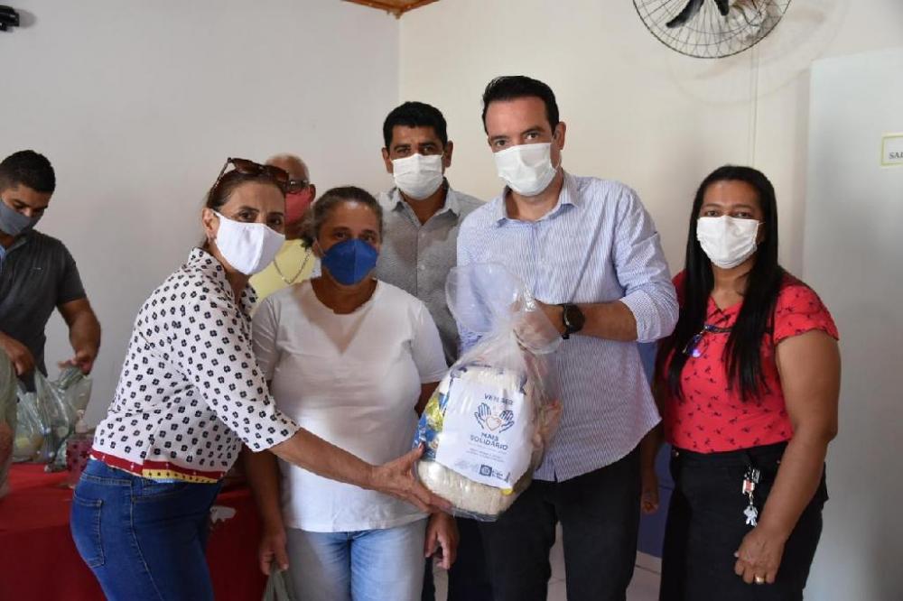 Famílias carentes de Primavera do Leste recebem cestas básicas