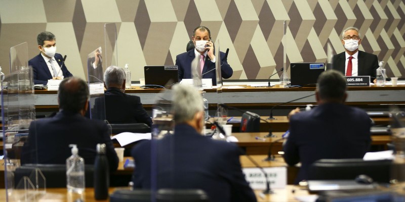 CPI aprova pedido de retratação de presidente Bolsonaro por live 