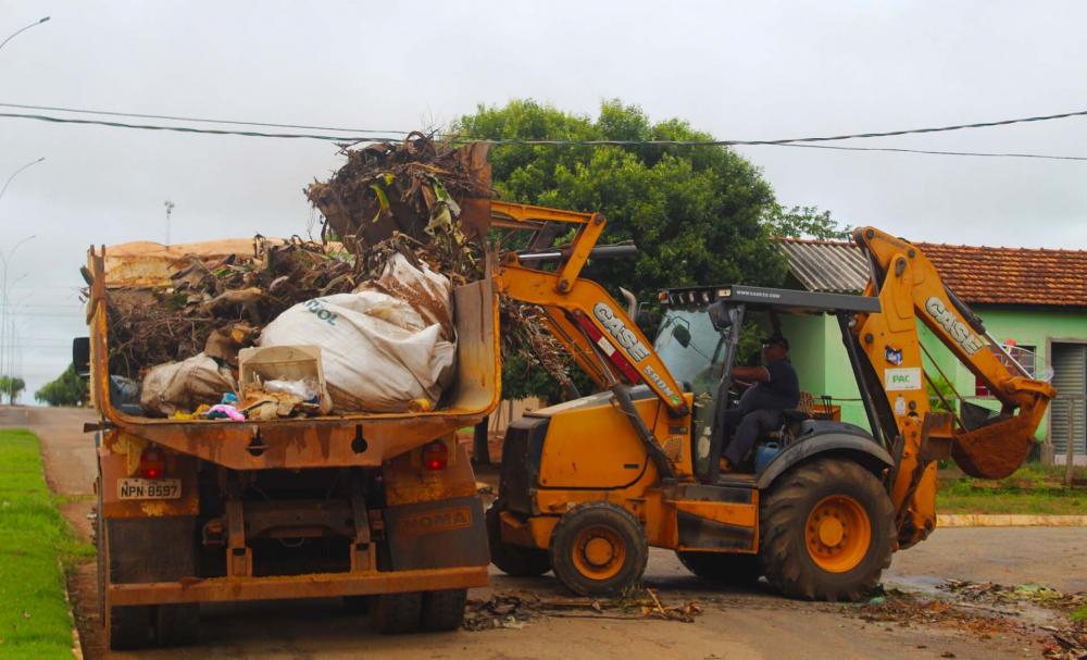 Coleta mensal de entulhos é realizada em Trivelato, mantendo a cidade limpa e diminuindo focos de dengue