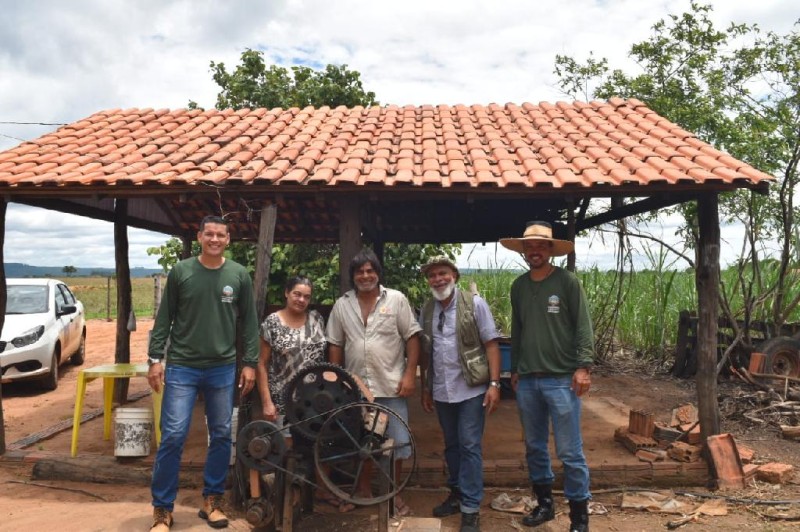 Agricultores familiares recebendo a equipe em sua propriedade - Foto por: Empaer