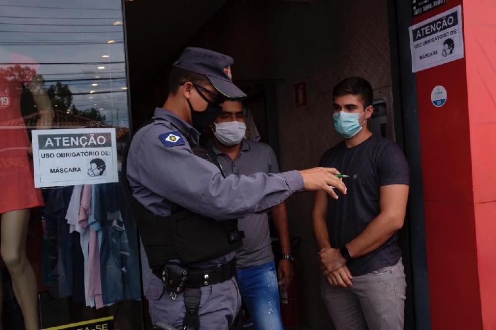 PM começa a notificar por descumprimento do uso obrigatório de máscara