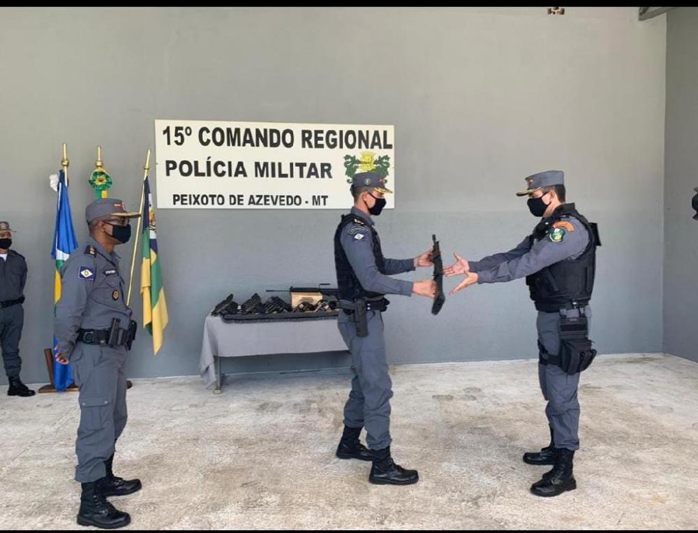 Comandante da PM entrega pistolas e fuzis ao Comando Regional de Peixoto de Azevedo