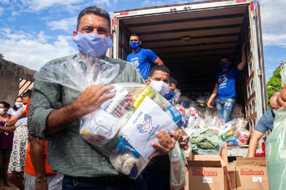 Famílias de Cuiabá recebem doações; 500 cestas básicas foram entregues em uma manhã