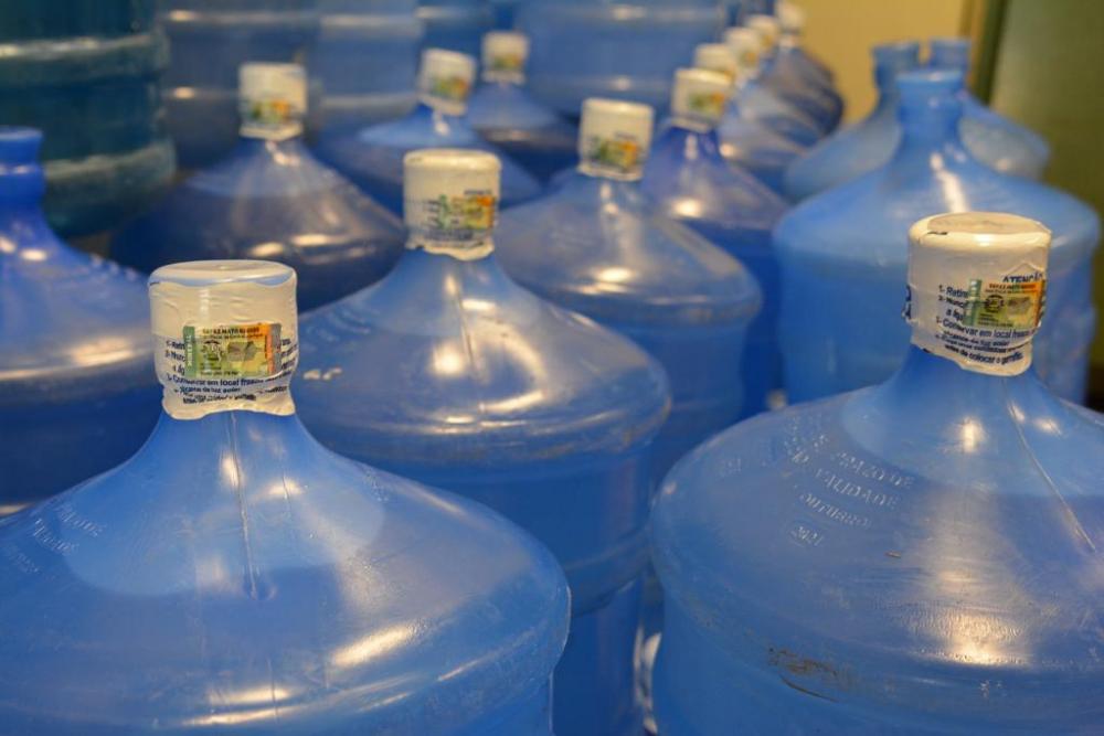 Selo nos garrafões possibilita conhecer procedência e garante controle da produção