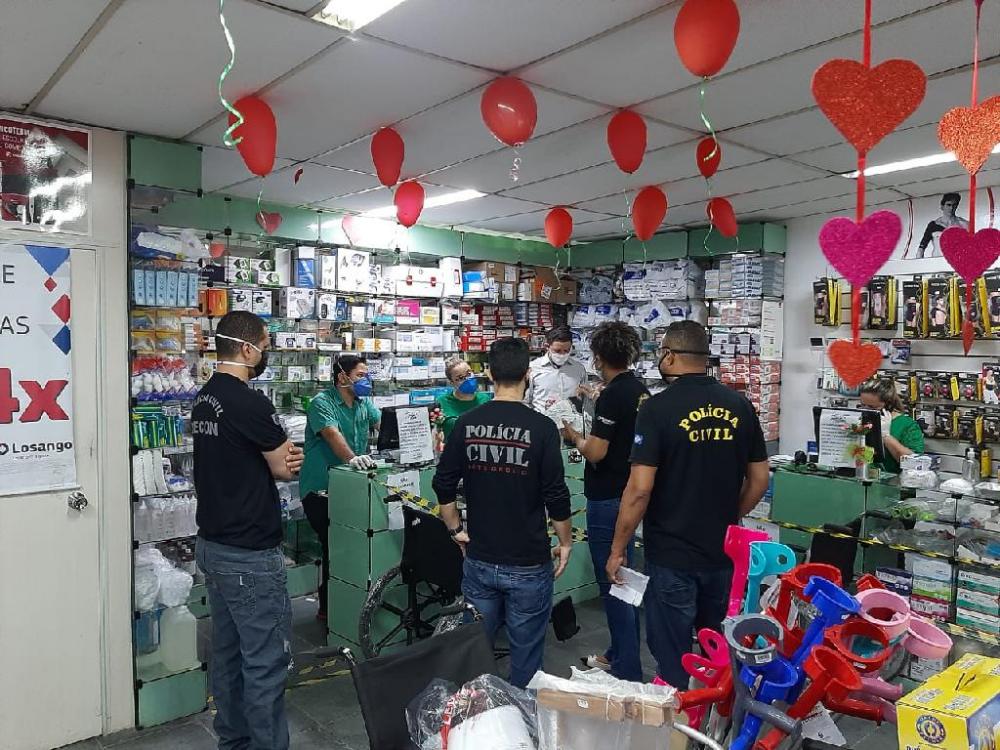 Equipe integrada fiscaliza produtos alimentícios e de higiene em comércio da Capital