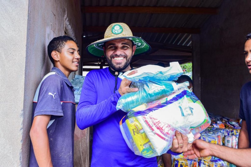 Ser Família Solidário - Entrega de cesta básica no município de Rosário Oeste. - Foto por: João Reis