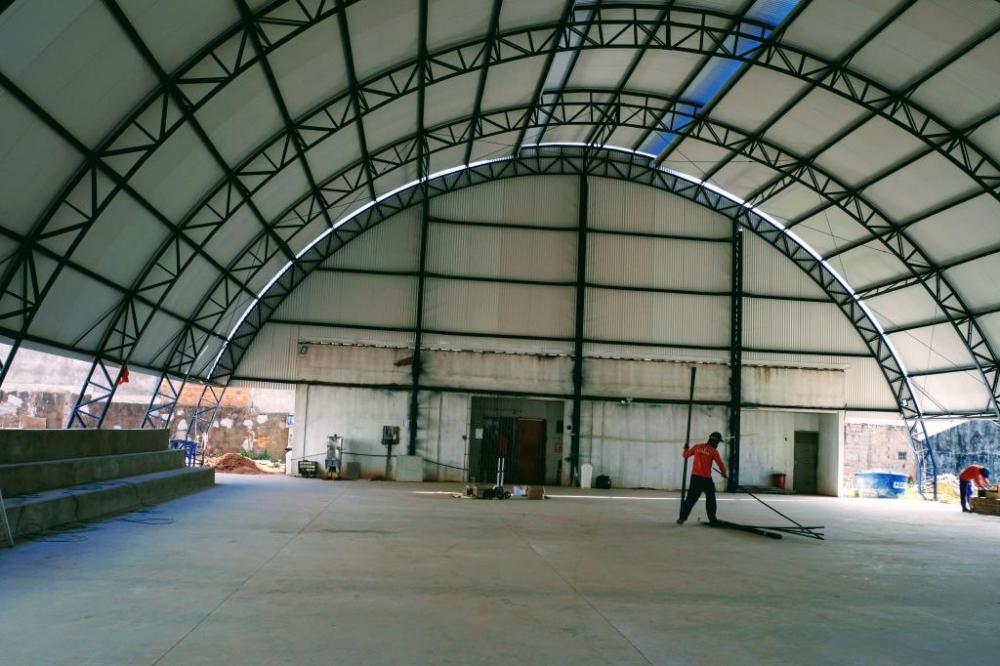 Reforma de escola estadual em Várzea Grande avança; quadra está quase pronta