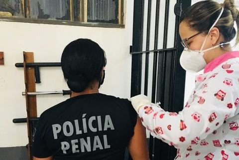 MT imuniza 100% do sistema penitenciário; quase 15 mil pessoas vacinadas