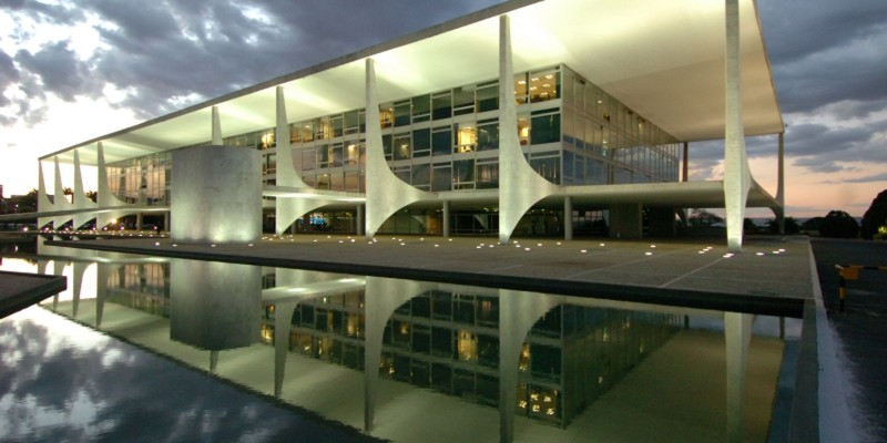 Presidente promulga texto que prevê R$ 5,7 bi para campanhas em 2022