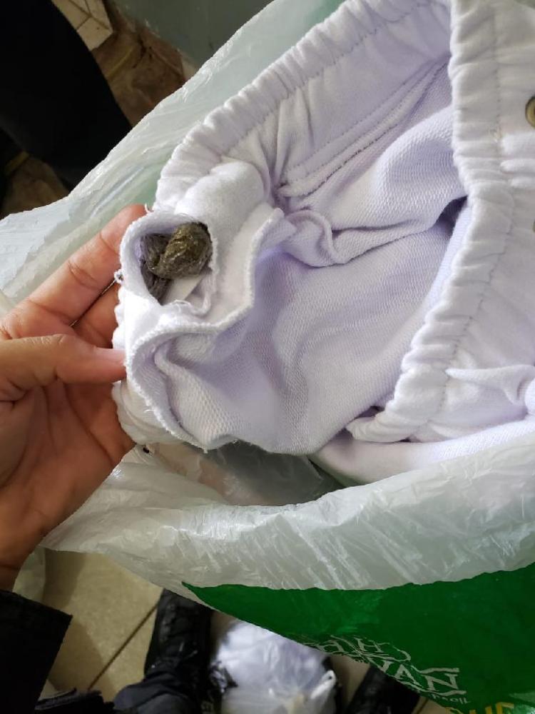 Policiais penais flagram droga escondida em short e celulares no motor de ventilador