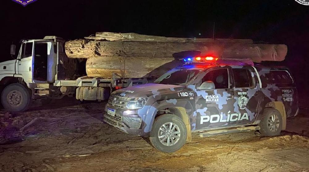 Força Tática intercepta caminhão com madeira extraída irregularmente