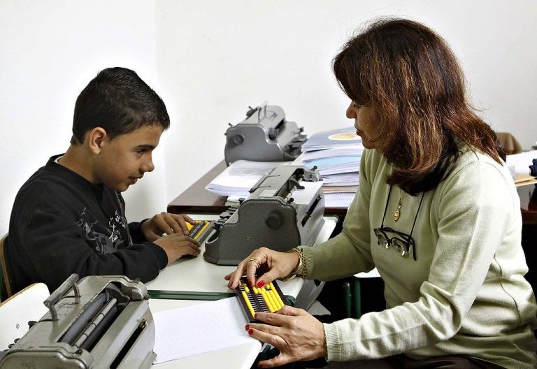 Aluno cego usa um sorobã para fazer cálculos - (Foto: Milton Michida/Governo de São Paulo)