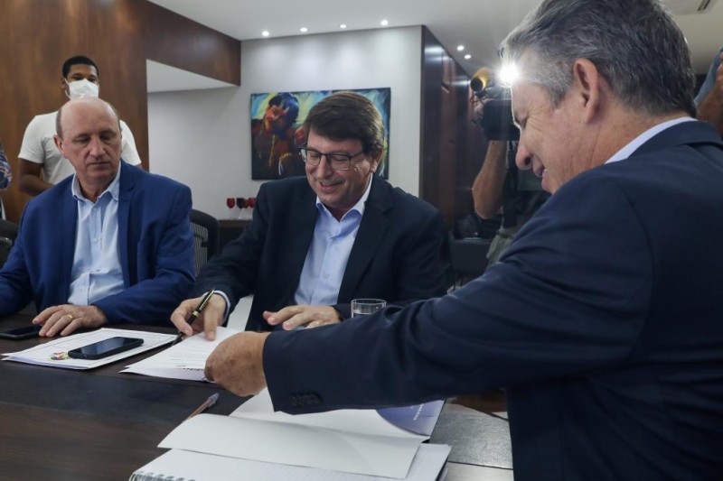 O governador Mauro Mendes durante a assinatura do convênio, ao lado do prefeito Edu Pascoski e do deputado federal Neri Geller - Foto por: Christiano Antonucci
