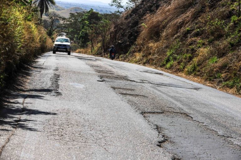 Buracos tornam estrada no Pará ainda mais perigosa - (Foto: Rogério Uchôa/Agência Pará)