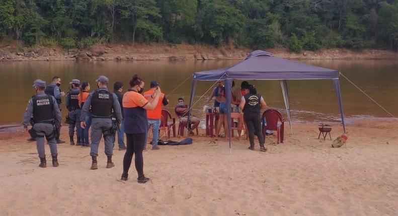 PM encontra pessoas aglomeradas em praia de Barra do Garças; um foi detido