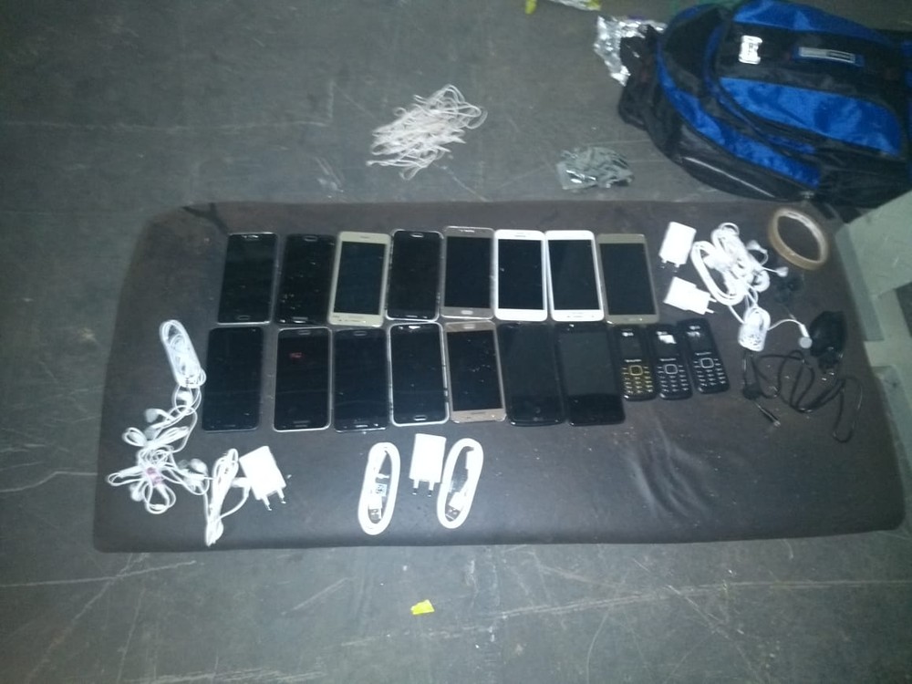 Agente penitenciário detido com 18 celulares em pacotes de salgadinhos tem prisão mantida em MT
