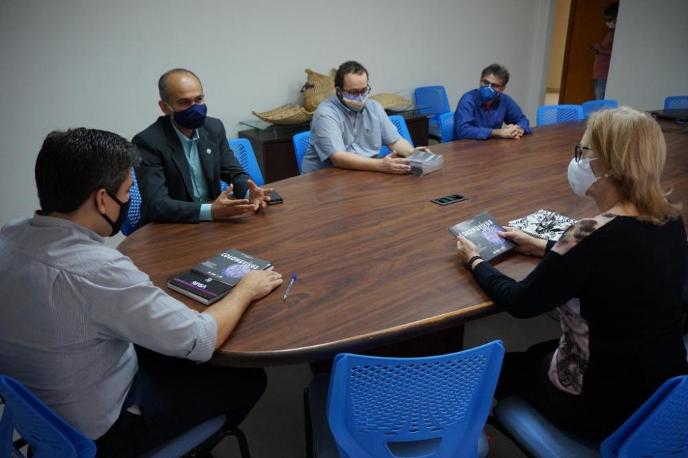 Seduc recebe da UFMT doação de cartilhas com informações sobre a Covid-19