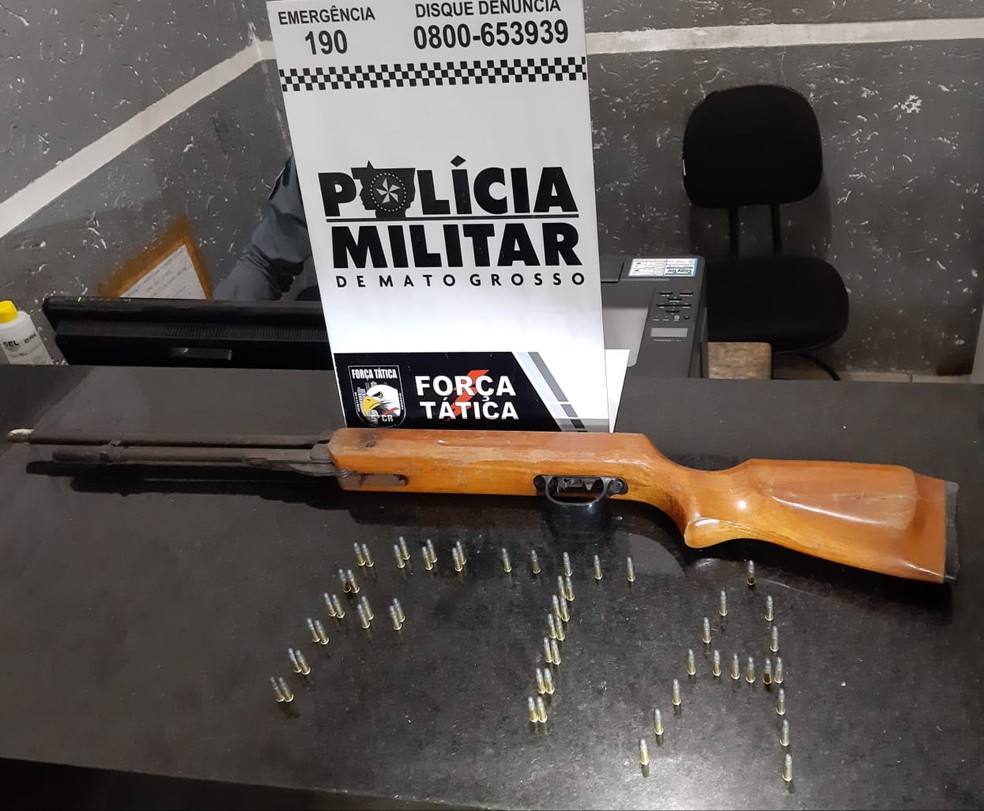 PM flagra aglomeração, apreende arma e fecha festa de aniversário em chácara em MT