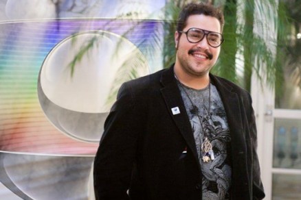 SBT provoca a Globo e recorre a foguete para anunciar chegada de Tiago Abravanel